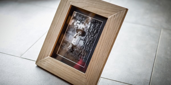 Élégance intemporelle : Mettez en valeur vos tirages photos avec des cadres en bois et des passe-partout sur mesure